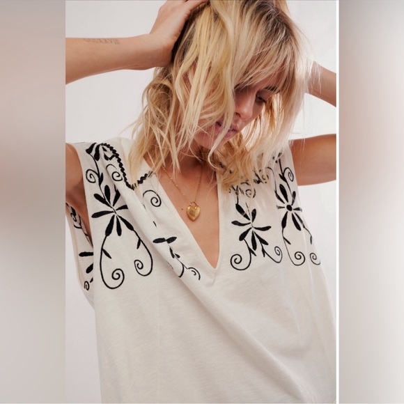 Embroidered White and Black Women's Top - Picture 3 of 10